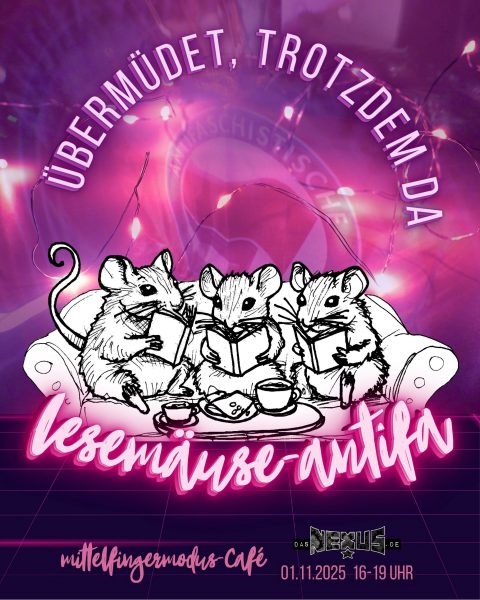 Drei süße Mäuse sitzen auf einem Sofa vor Teetassen und lesen jeweils ein Buch. Sie sind gezeichnet. Im Hintergrund sind eine Antifa-Fahne und leuchtende Lampen.