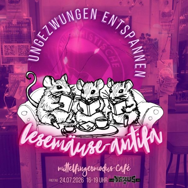Drei süße Mäuse sitzen auf einem Sofa vor Teetassen und lesen jeweils ein Buch. Sie sind gezeichnet. Im Hintergrund sind eine Antifa-Fahne und leuchtende Lampen.
Alles ist in Magenta-Töne getaucht.